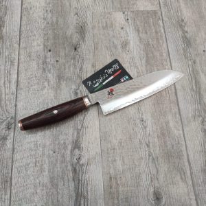 ZWILLING – MIYABI – SERIE 6000 MCT – SANTOKU 180 MM + PINZA CHEF OMAGGIO – 34074-181